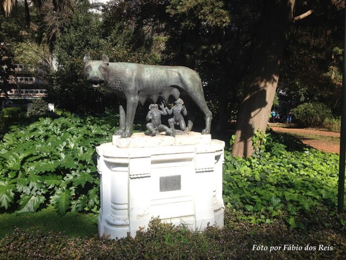 Escultura "La Loba Romana" no Jardim Botânico de Buenos Aires