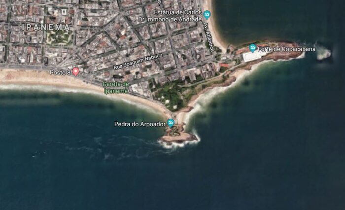 Localização da Praia do Arpoador e da Pedra em um mapa com visualização de satélite. Note o Forte de Copacabana à direita, a Praia do Diabo entre o forte e o Arpoador, e a praia de Ipanema à esquerda.