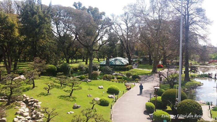 Vista do Jardim Japonês de Buenos Aires a partir de seu salão de exposições
