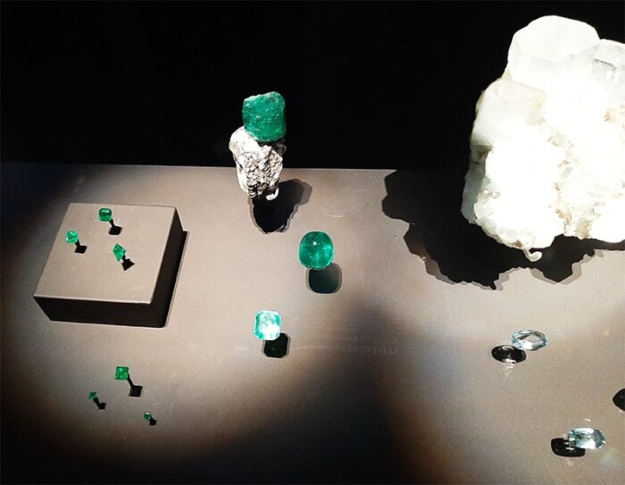 Pedras preciosas em exibição: esmeraldas