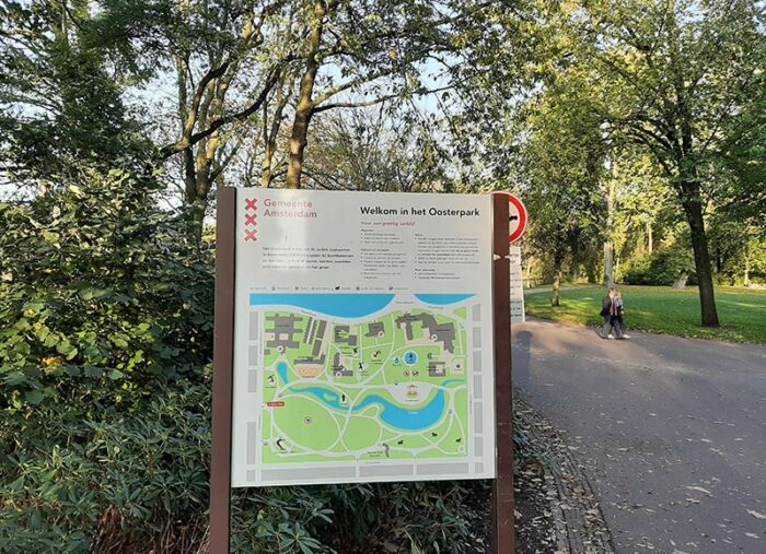 Placa de boas-vindas e mapa na entrada do Oosterpark
