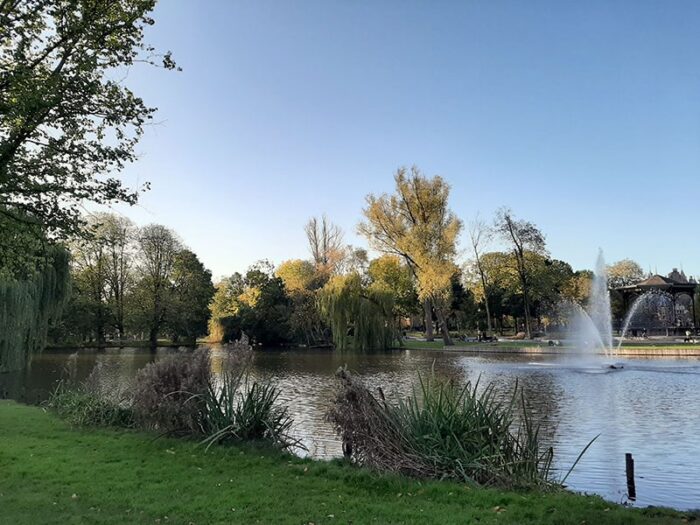 Lago com chafariz no Oosterpark, em Amsterdam