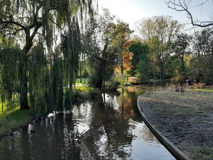 Pequeno canal dentro do parque Oosterpark, em Amsterdam
