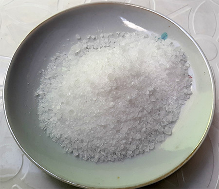 Composto iônico: cloreto de sódio (sal de cozinha)