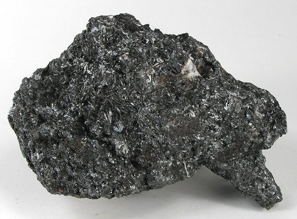 Minério de Manganês: Pirolusita (MnO2). Imagem: Rob Lavinsky - iRocks.com. Licença: CC BY-SA 3.0