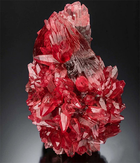 Cristal de Rodocrosita, proveniente de uma mina de manganês na África do Sul. Imagem: Jeff Scovi / @green_mountain_minerals (Instagram).