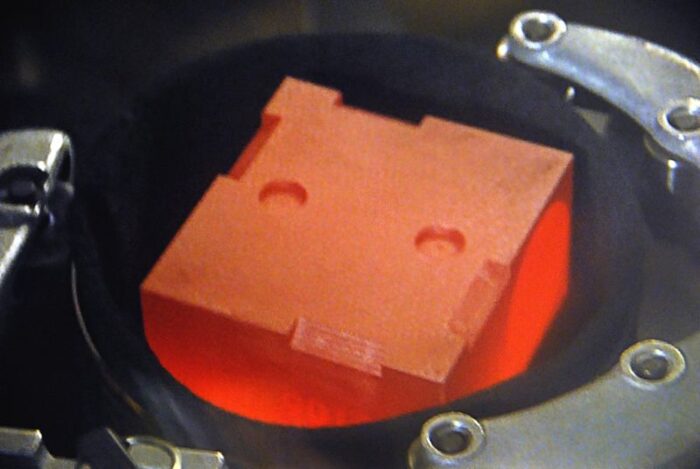Plutônio sendo usado no gerador termoelétrico do veículo Curiosity, em Marte. Imagem: Idaho National Laboratory. CC BY 2.0.