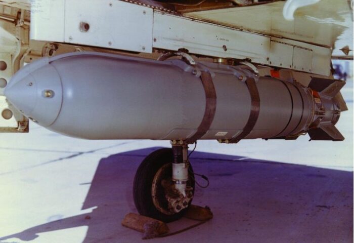 Bomba Weteye, arma química americana projetada para despejar agentes nervosos com o gás sarin e o VX