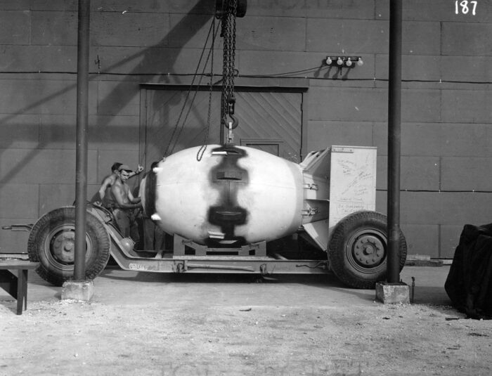 Bomba Fat Man sendo abaixado e verificado no carrinho de transporte para viagem ao campo de decolagem (Imagem: Atomic Heritage)
