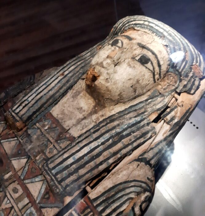 Sarcófago com Múmia Egípcia.